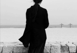 黑白头像女生背影侧脸,女生背影侧脸头像的时尚演绎”